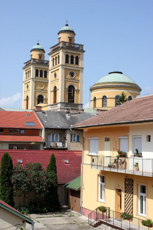 Veva Apartman - Eger Maganszallashely المظهر الخارجي الصورة